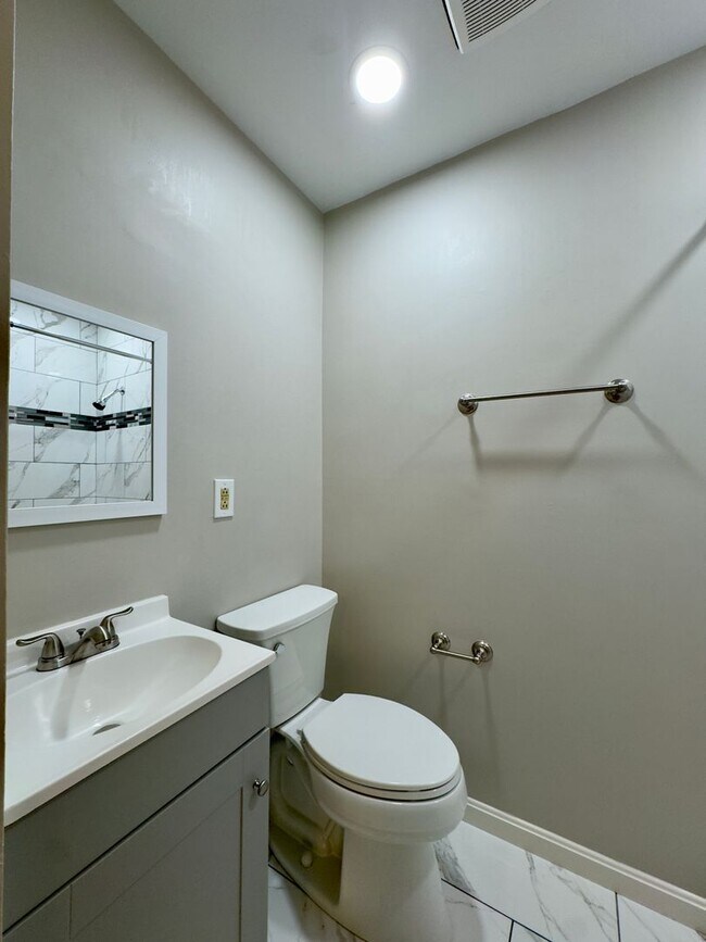 Building Photo - Charming 3 Bedroom/2 Bathroom Townhome in ...
