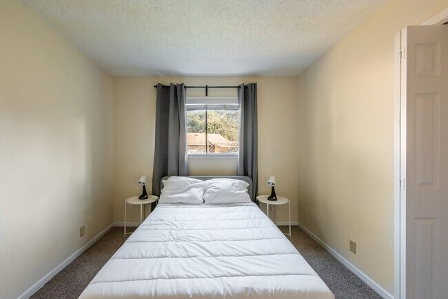 Foto del edificio - ROOM ONLY in 4-bed/3.0-bath Home