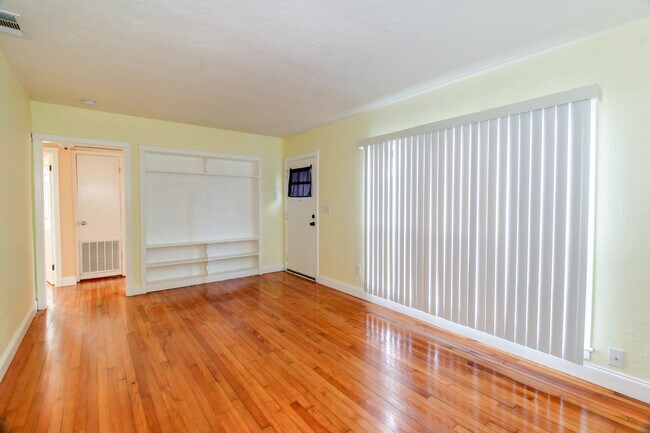 Foto del edificio - 1709 N Forest Ave