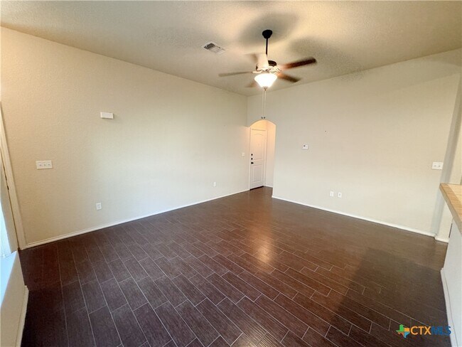 Foto del edificio - 602 Creekside Cir