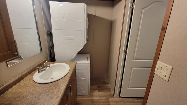 Foto del edificio - 920 Cedar Village Ln