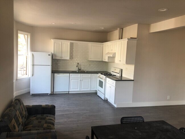 Kitchen - 1385 W 22nd St