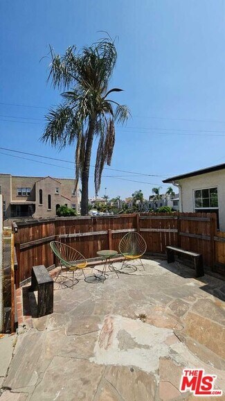 Building Photo - 2615 Edgehill Dr