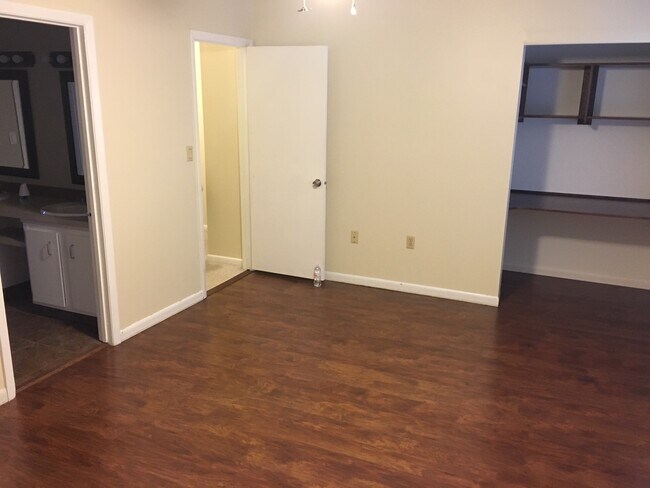 Building Photo - 211 Walker Dr