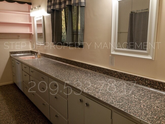 Building Photo - Outstanding 3 Bed 2 Bath near Downtown Son...