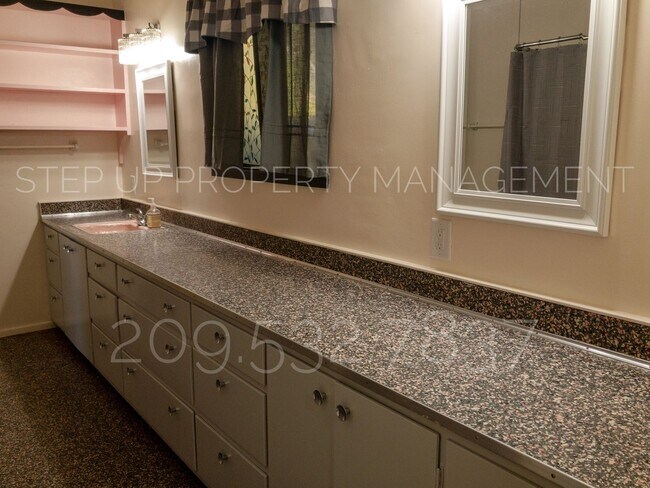 Foto del edificio - Outstanding 3 Bed 2 Bath near Downtown Son...