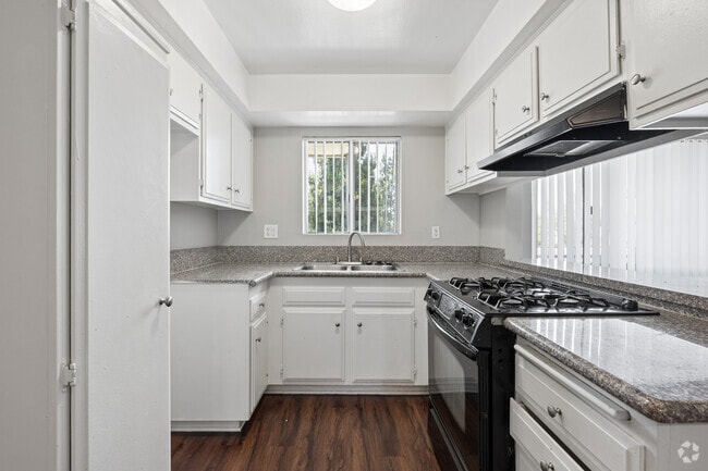 1BR, 1BA - 850SF - Kitchen - Velvet Green Apartments