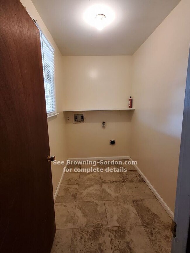 Building Photo - Three Bedroom, Two Bath Duplex off of McGa...