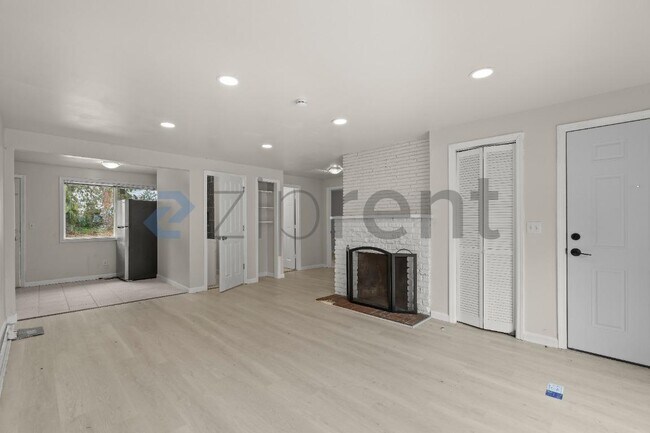 Building Photo - Unit