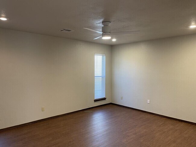 Building Photo - 2325 Apple Way
