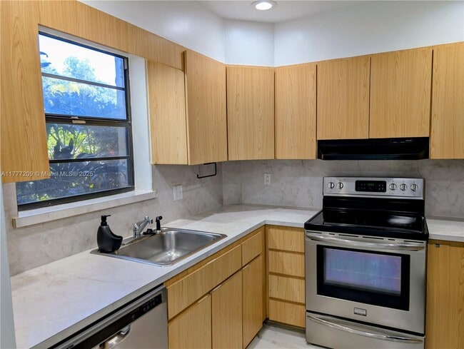 Building Photo - 200 Jacaranda Country Club Dr