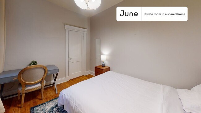 Building Photo - Private bedroom in 3 bed/1 bath Home