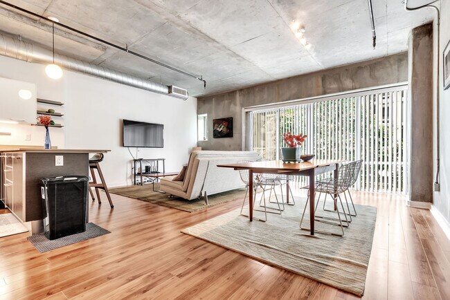 Foto del edificio - 645 W 9th St