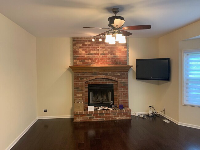 Building Photo - 2543 Sutton Ln