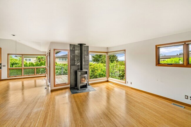 Building Photo - Water Views & Private Garden! 3 Bedroom Ki...