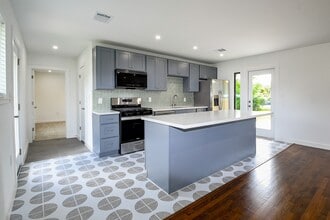 Building Photo - 1860 Lynnview Dr
