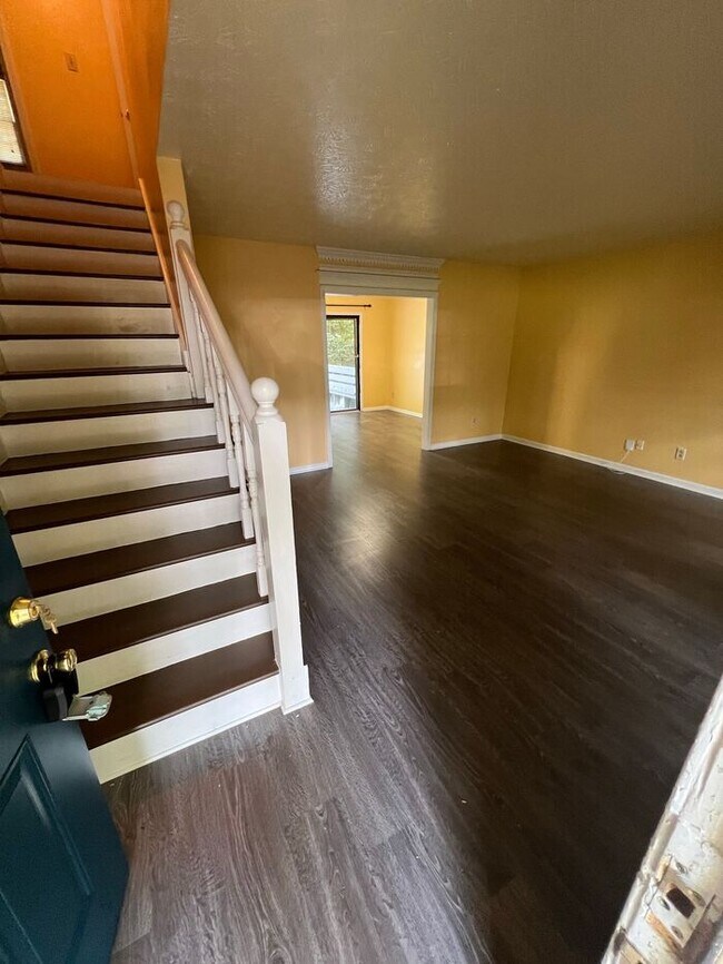 Foto del edificio - NOW AVAILABLE!!! Beautiful Townhome with M...