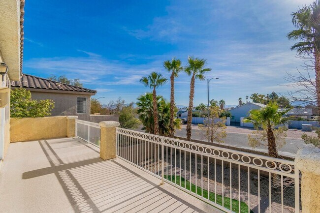 Foto del edificio - Charming 2 Story Home with 2BR+1Den House ...