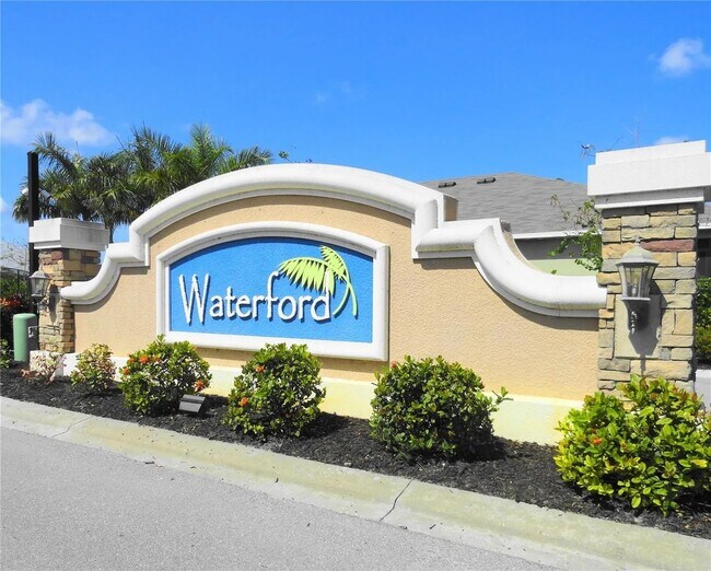 Comunidad cerrada - 25152 E Lenox Cir