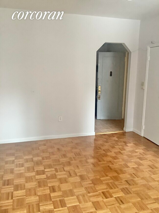 Building Photo - 403 W 44th St