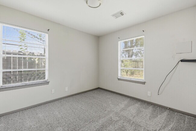 Building Photo - 4-Bedroom in Baytown's Craigmont Place with Washer, Dryer, and Fridge Included.