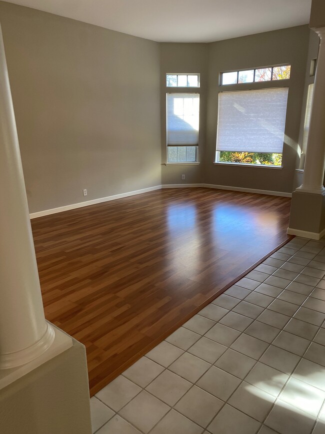 Foto del edificio - 1144 S Bluff Dr