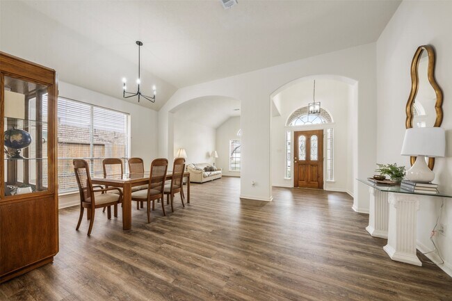 Building Photo - 9211 Memorial Hills Dr