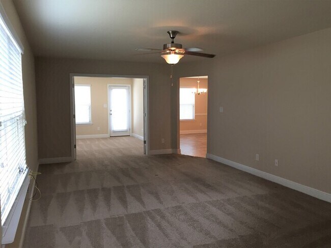 Building Photo - Pensacola - Weatherstone - 4 bedroom, 2.5 ...