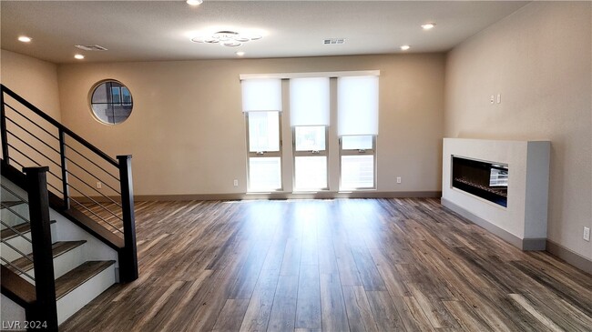 Foto del edificio - 8036 Carpenter Creek Ave