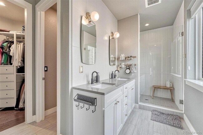 Foto del edificio - 2432 N Washington St