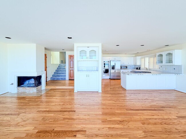 Building Photo - Stunning Oceanfront 3 Bed 3 Bed | Hollywoo...