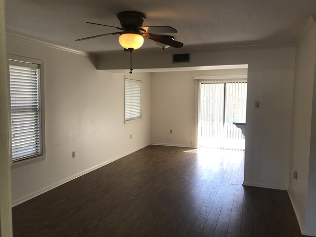 Building Photo - 2 Bedroom Townhouse in Port Allen