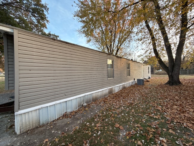 Building Photo - 722 N Linn St