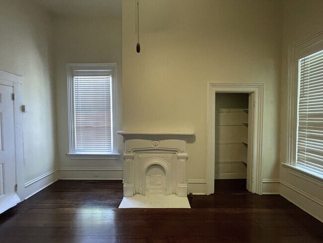 Building Photo - Spacious Apartment Near Mercer University!