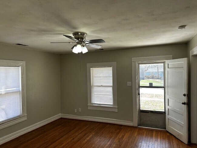 Foto del edificio - Three bed one bath home in central Springfield