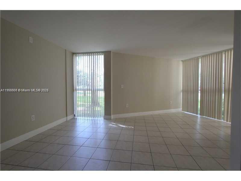 Foto principal - 7165 NW 186th St