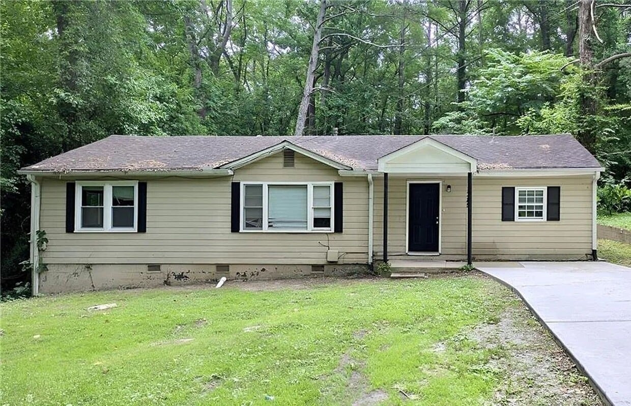 Charming Family Home | 3-4 Bedrooms | Large Yard | Convenient Location - Charming Family Home | 3-4 Bedrooms | Large Yard | Convenient Location