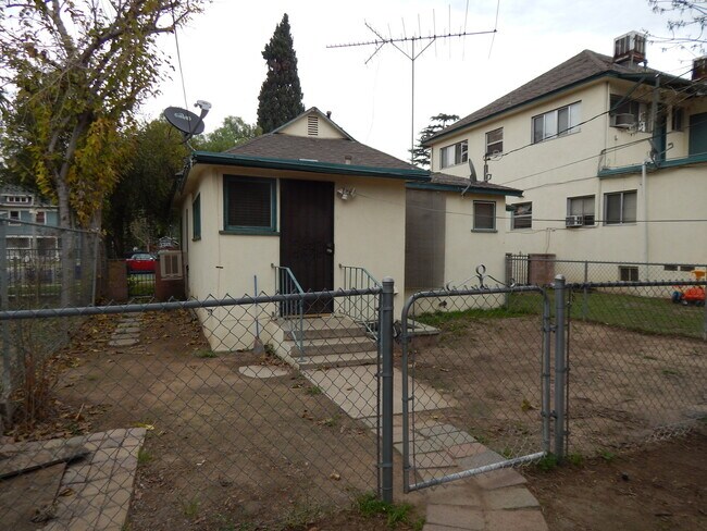 Building Photo - ((( CUTE 2 BEDROOM 1 BATH SINGLE FAMILY HO...