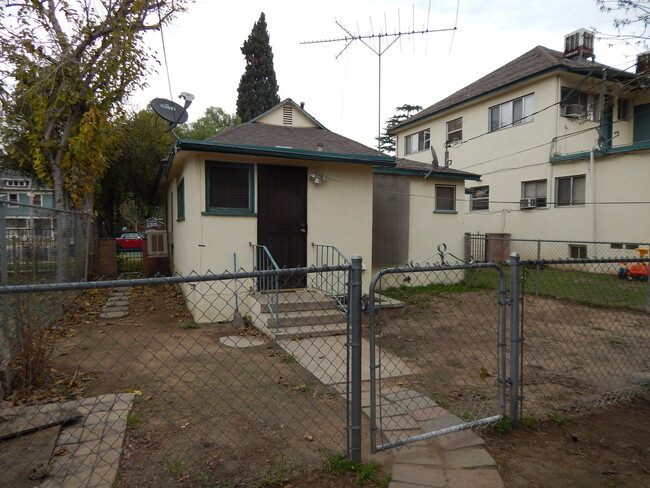 Foto del edificio - ((( CUTE 2 BEDROOM 1 BATH SINGLE FAMILY HO...