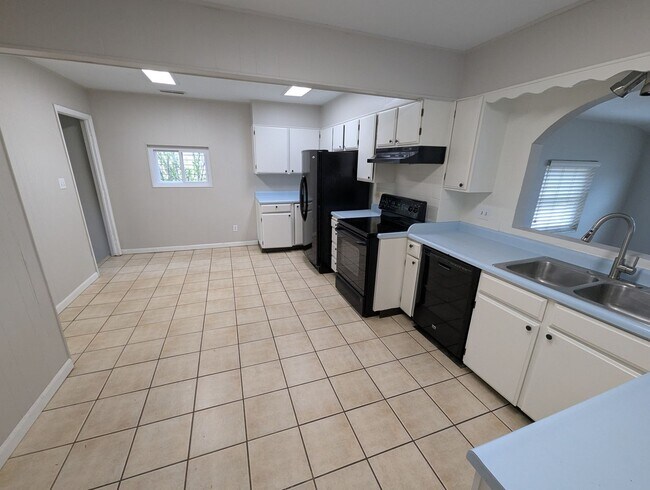 Foto del edificio - Spacious 6-Bedroom Home in Desirable Rocky...