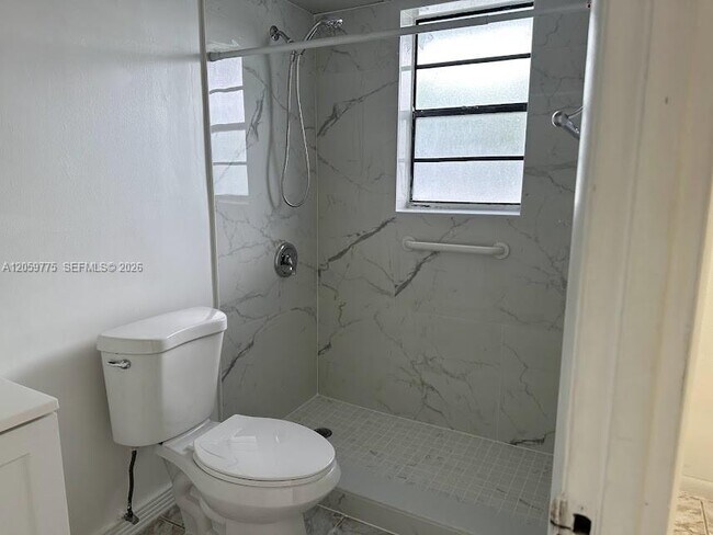 Building Photo - 9460 Fontainebleau Blvd