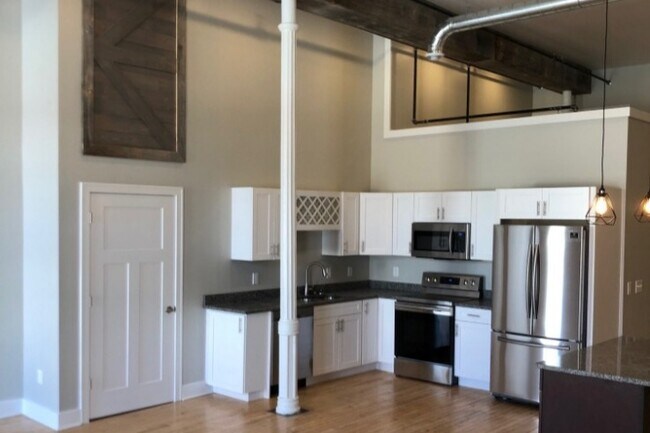 Kitchen - 100 Courtland St