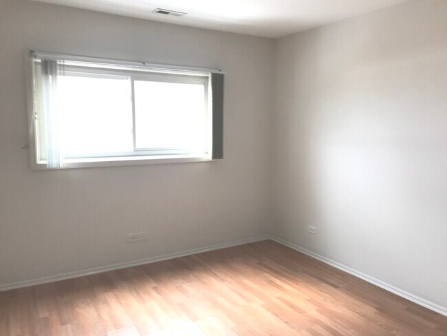 Building Photo - 1005 Des Plaines Ave