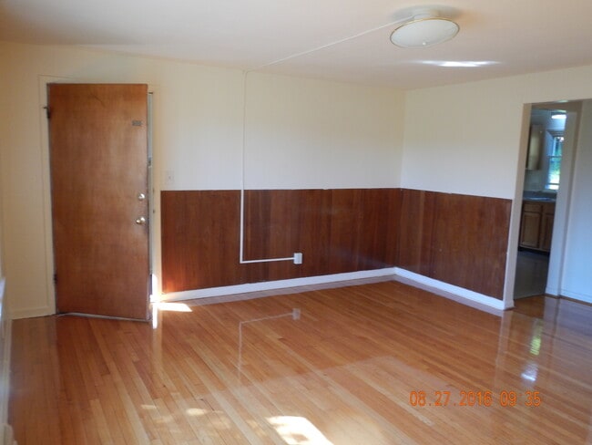 Building Photo - 3 Bed |1 Bath Beautiful Flat with Garage A...