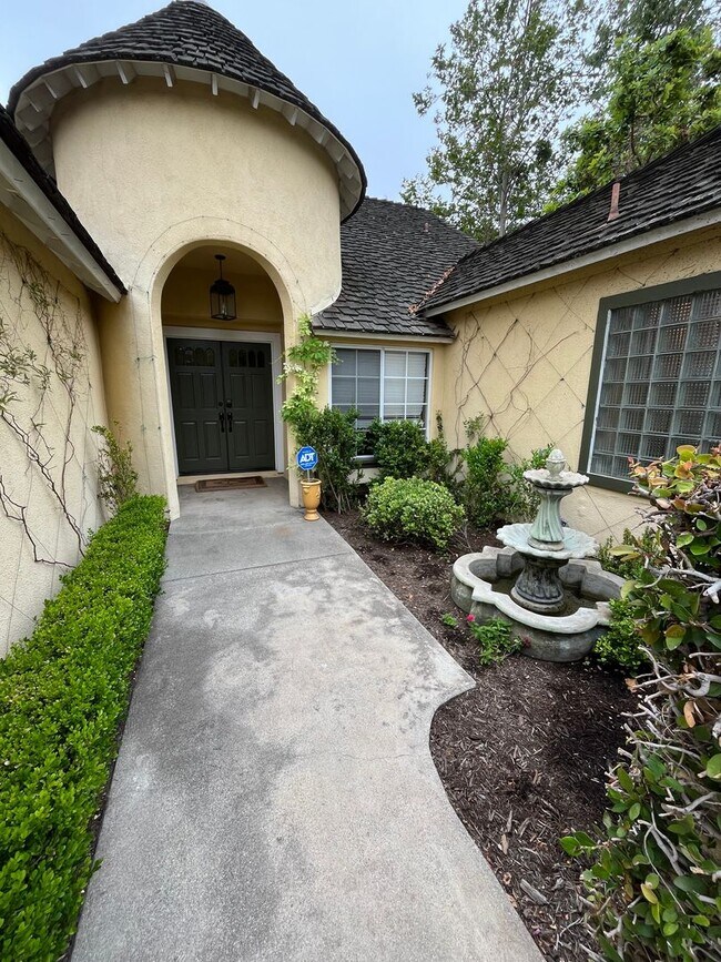 Building Photo - Large , Elegant Single Story House in Pres...