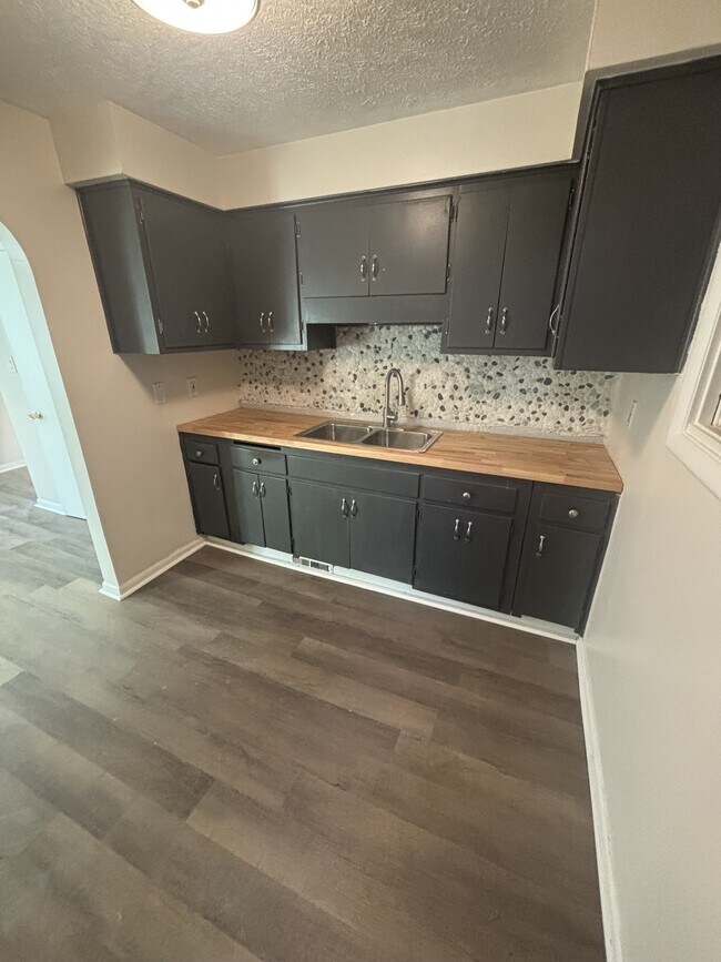 Foto del edificio - 3069 E 67th St