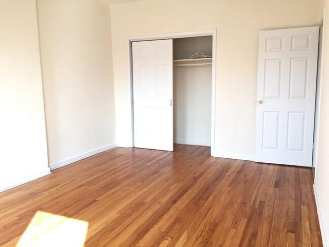 Building Photo - 606 5th Ave