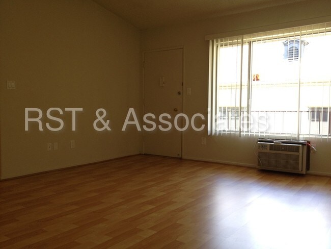 Foto del edificio - 2043 N Beachwood Dr