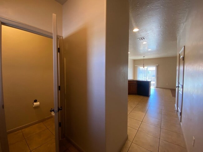 Building Photo - DARLING TOWNHOME AVAILABLE FOR RENT!