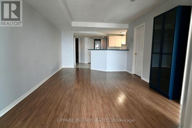 Photo du bâtiment - 310 Central Park Dr